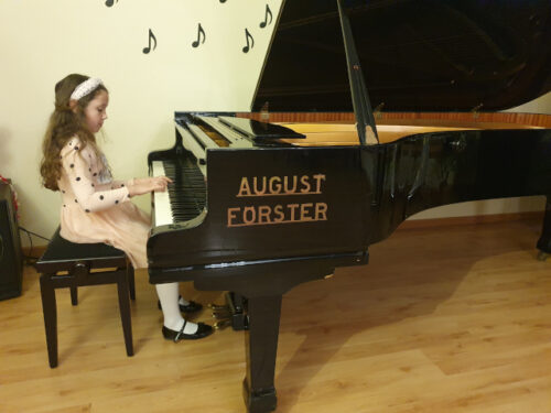 Audycja muzyczna młodych pianistów