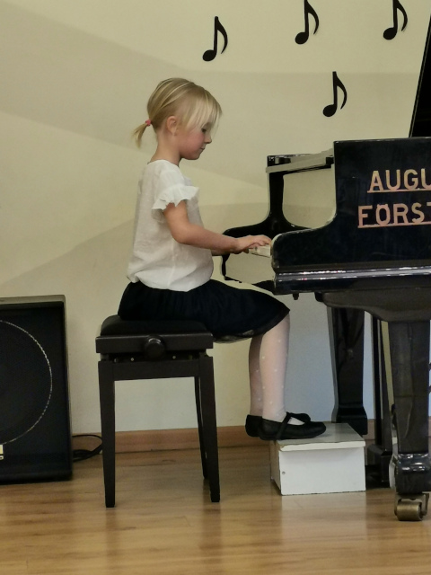 dziewczynka gra na fortepianie
