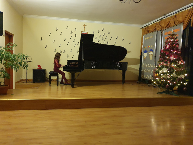 zdjęcie ze szkolnego koncertu pianistów